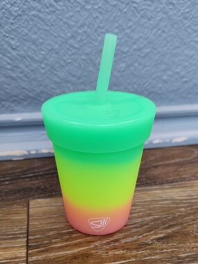 NWOT Silipint 8 oz Kids Straw Tumbler Glow Green Ombre